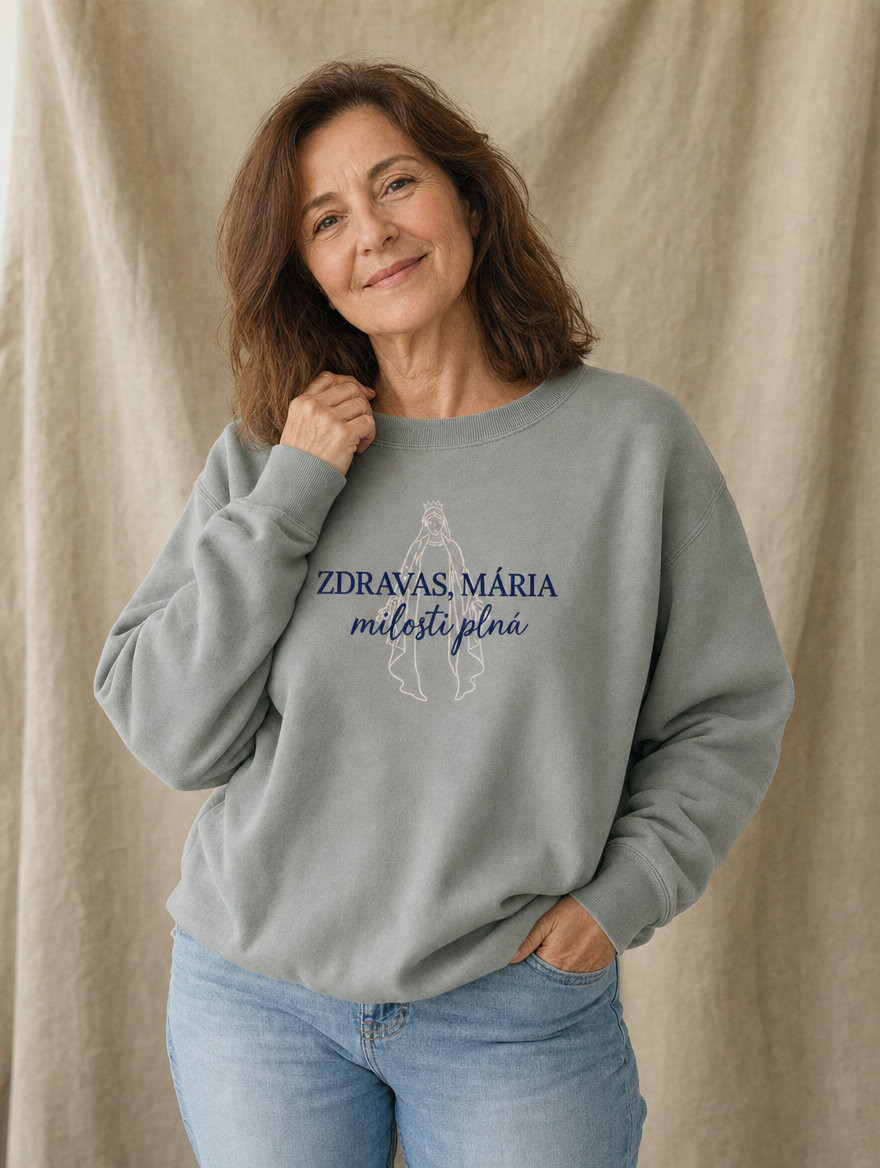 Žena v mikine Zdravas, Mária
